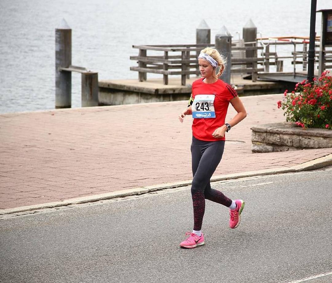 跑步膝盖受伤了多久才能自愈,跑步地面与膝盖损伤的关系