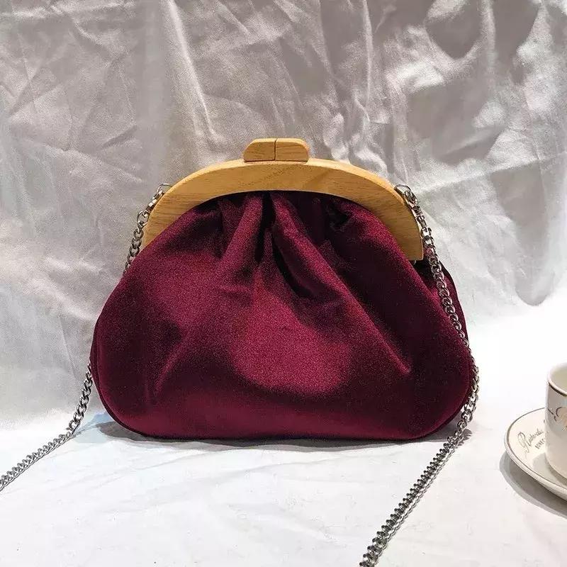 今年流行丝绒单品,冬季丝绒单品搭配