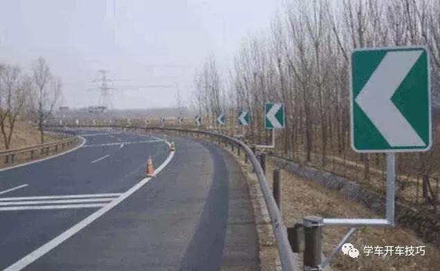 高速限速120时出现限速60怎么走,在高速上突然看到限速60怎么办