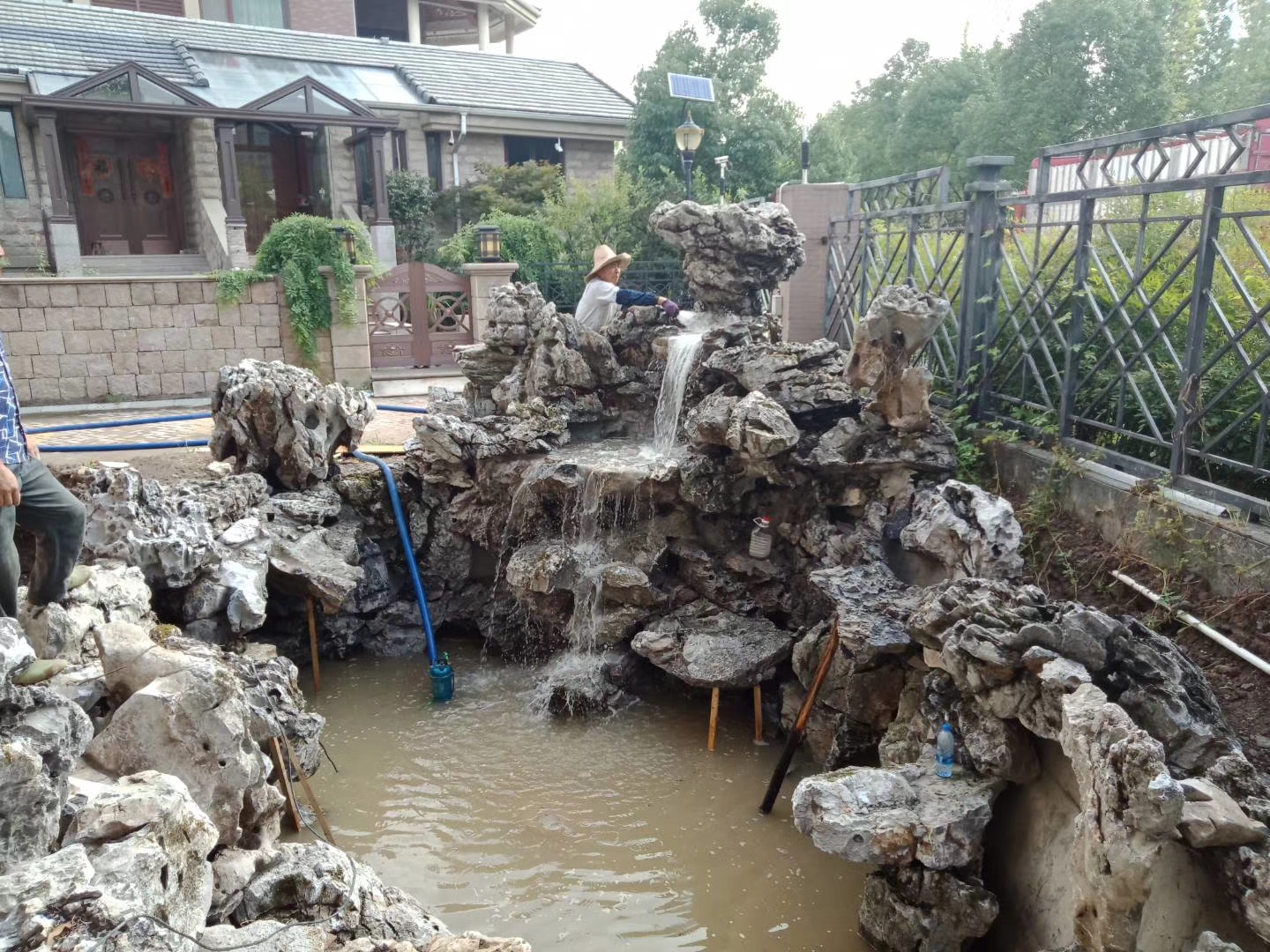 家里小假山怎么制作,如何自己在院子里做个小假山