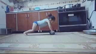 小孩双手握拳倒立俯卧撑,小孩倒立俯卧撑