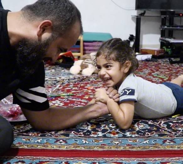 小孩双手握拳倒立俯卧撑,小孩倒立俯卧撑