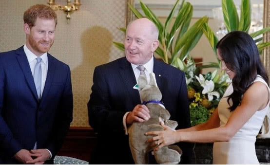 梅根王妃穿高跟鞋,梅根王妃换高跟鞋