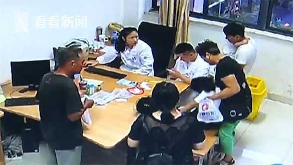 双胞胎女孩误喝饮料,3岁女童拿咳嗽糖浆当饮料喝中毒