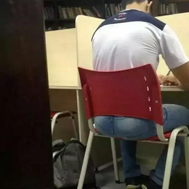 男人翘臀是怎么造成的,翘臀对于男性来说是怎样的