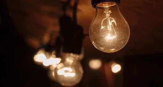 凌晨2点喝到胃出血，拿下创业第一单，不到1月被叫停