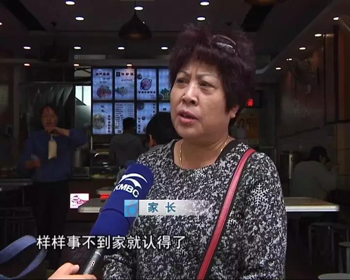 家长开法拉利接孩子被踢出家长群,家长开法拉利被踢出群后续