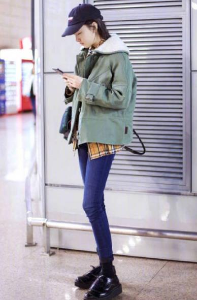 周冬雨同款衣服穿搭秋冬,周冬雨牛仔裤连衣裙