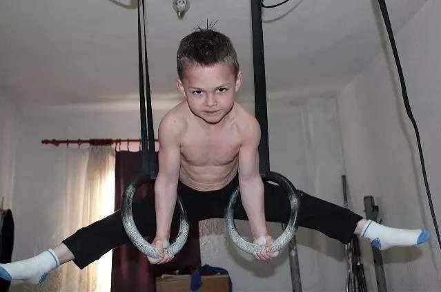 小孩也能练出全肌肉的方法,盘点那些满级练出肌肉的小孩