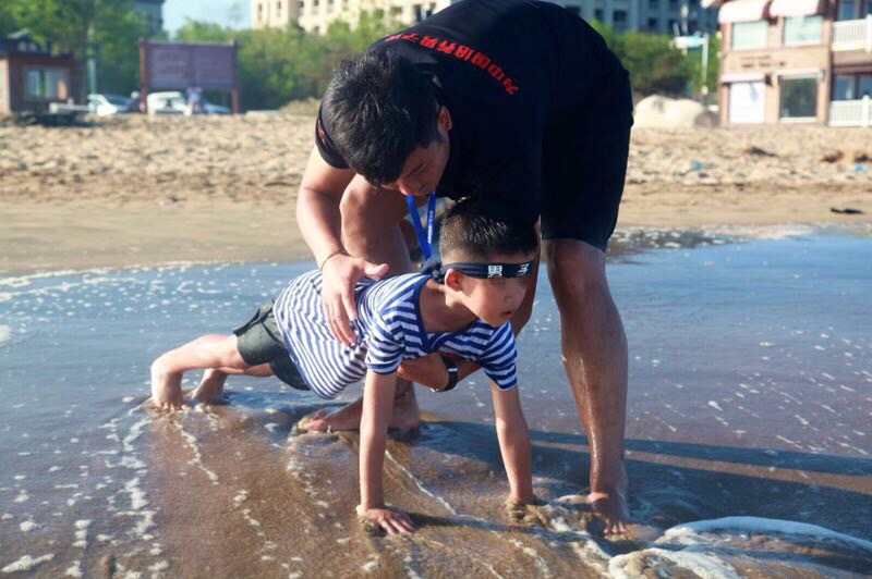 消灭“娘娘腔”试验争议｜引入军事训练课程被指压抑天性