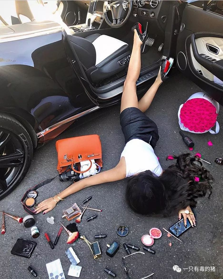 深扒摔跤炫富：原来富婆们20w包包里的东西也没什么了不起