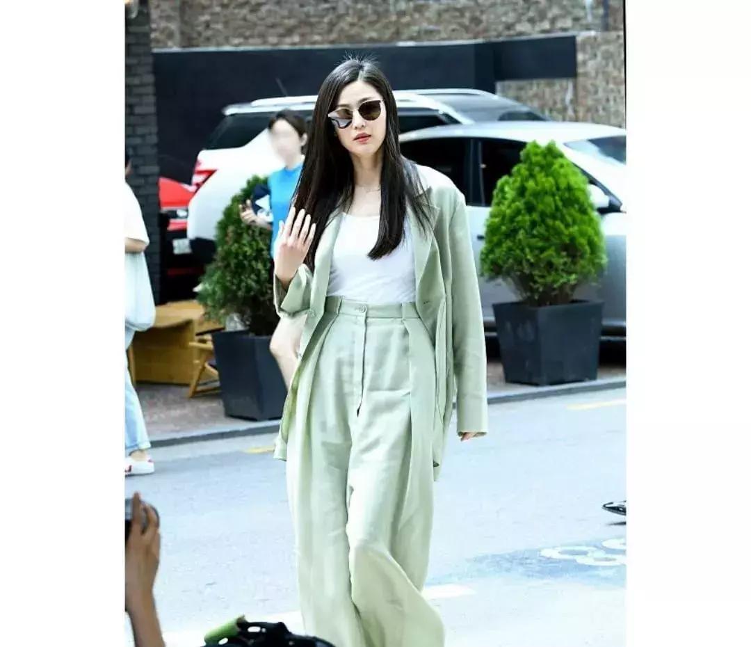 戴森卷发棒好用吗,买了戴森卷发棒有必要买吹风机吗