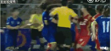 足球场上群殴,女足冲突名场面