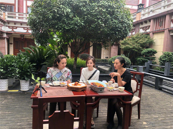 冯提莫乡村主播,冯提莫2017采访视频斗鱼