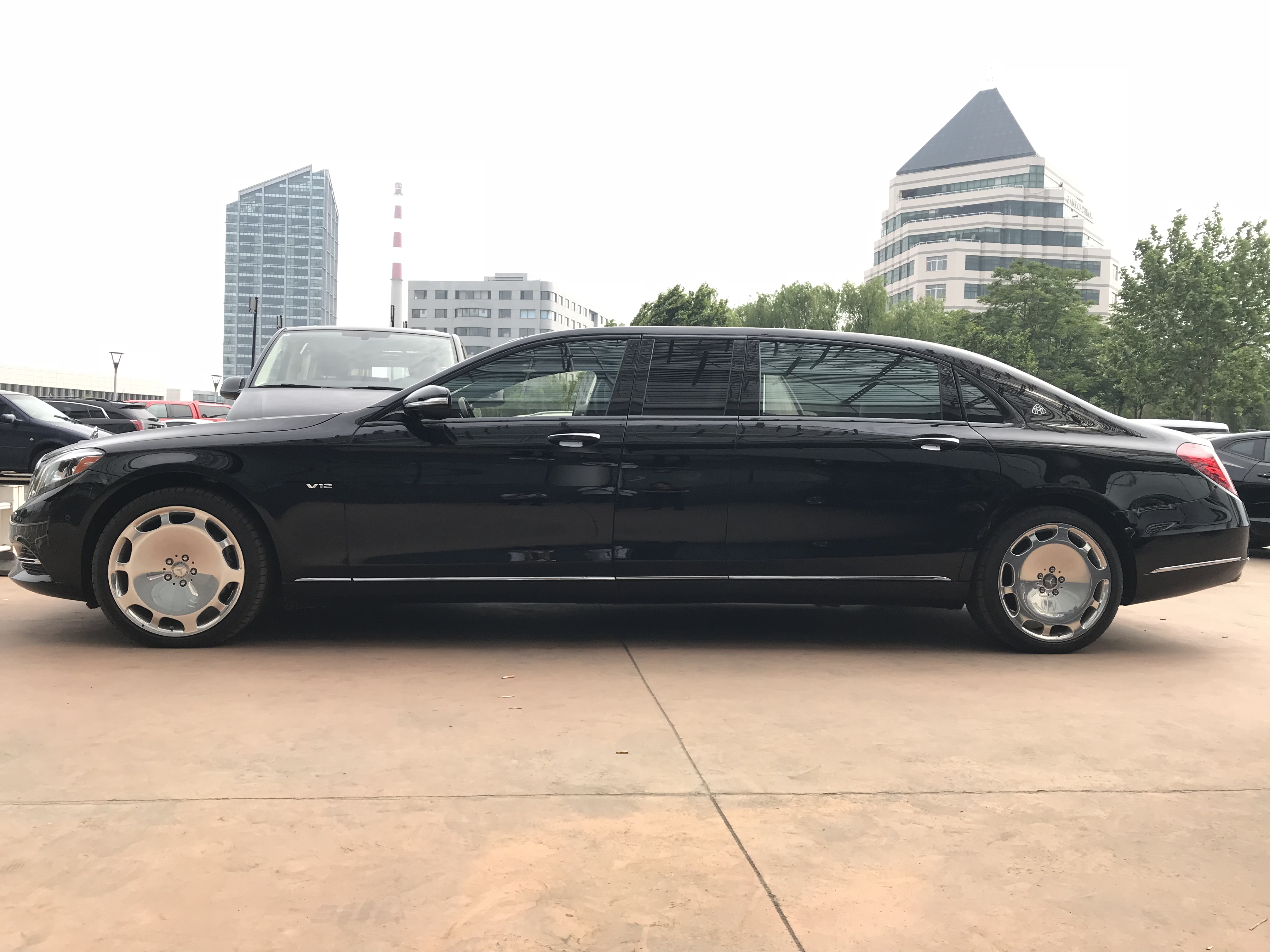 迈巴赫s600加长落地多少钱,迈巴赫普尔曼加长s600