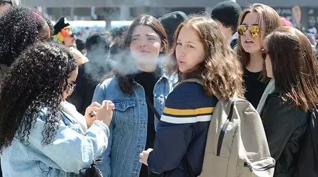 加拿大*麻大**合法了！留学生携带*麻大**回国，却将严重违法！
