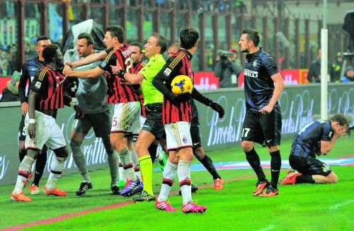 泪奔！米兰德比重燃，满满都是青葱岁月的回忆，红黑米兰情永不变