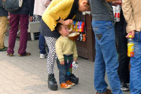 宝宝不爱吃饭就让他饿着,2岁孩子不爱吃饭就爱喝奶怎么办