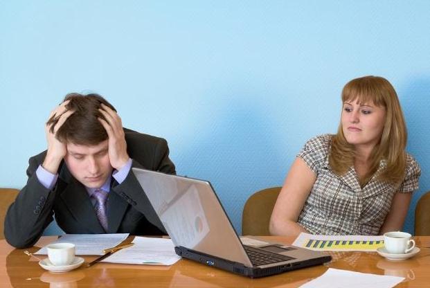 同事找我换班，我有事拒绝，收到主管微信，我“气笑了”