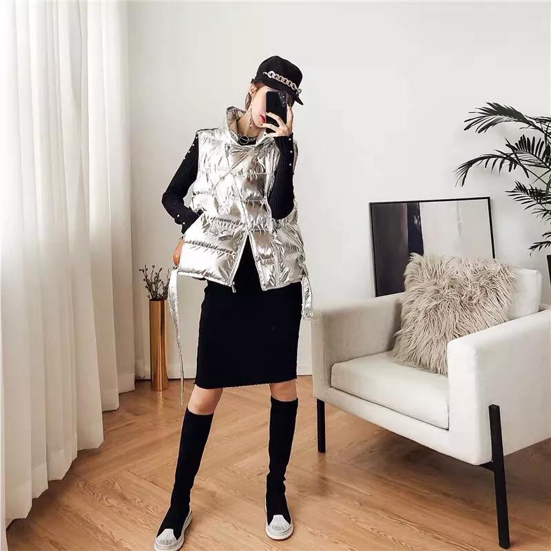 棉马甲搭配微喇牛仔裤,黑色马甲搭配牛仔裤秋冬季