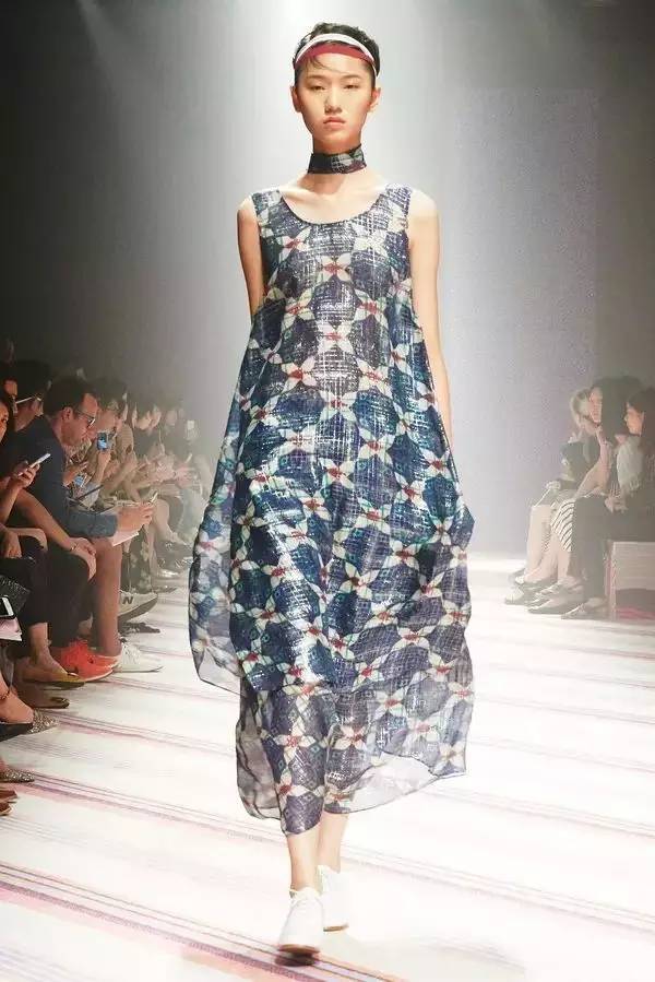 棉麻布料适合做什么款式的衣服,最时尚面料柔软的衣服