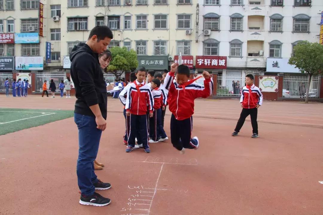 运动会接力赛淮滨小学,运动场上彩旗飘你追我赶逞英豪