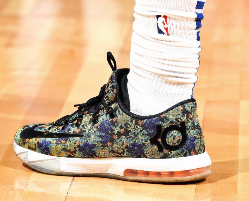 今日球场战靴鉴赏：杜兰特穿鸳鸯配色KD11