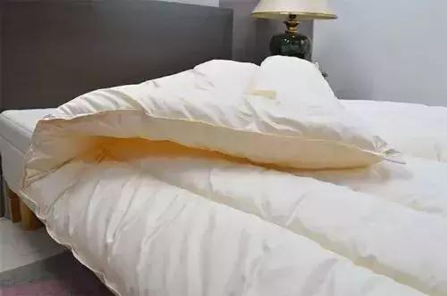 晒被子要注意这几点别晒毁了,降温了薄被子冷
