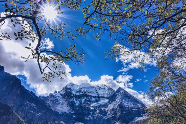 稻城亚丁旅游攻略 (西藏稻城亚丁美景)