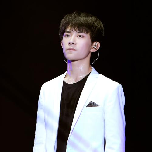 第一批00后易烊千玺,第一批零零后长大