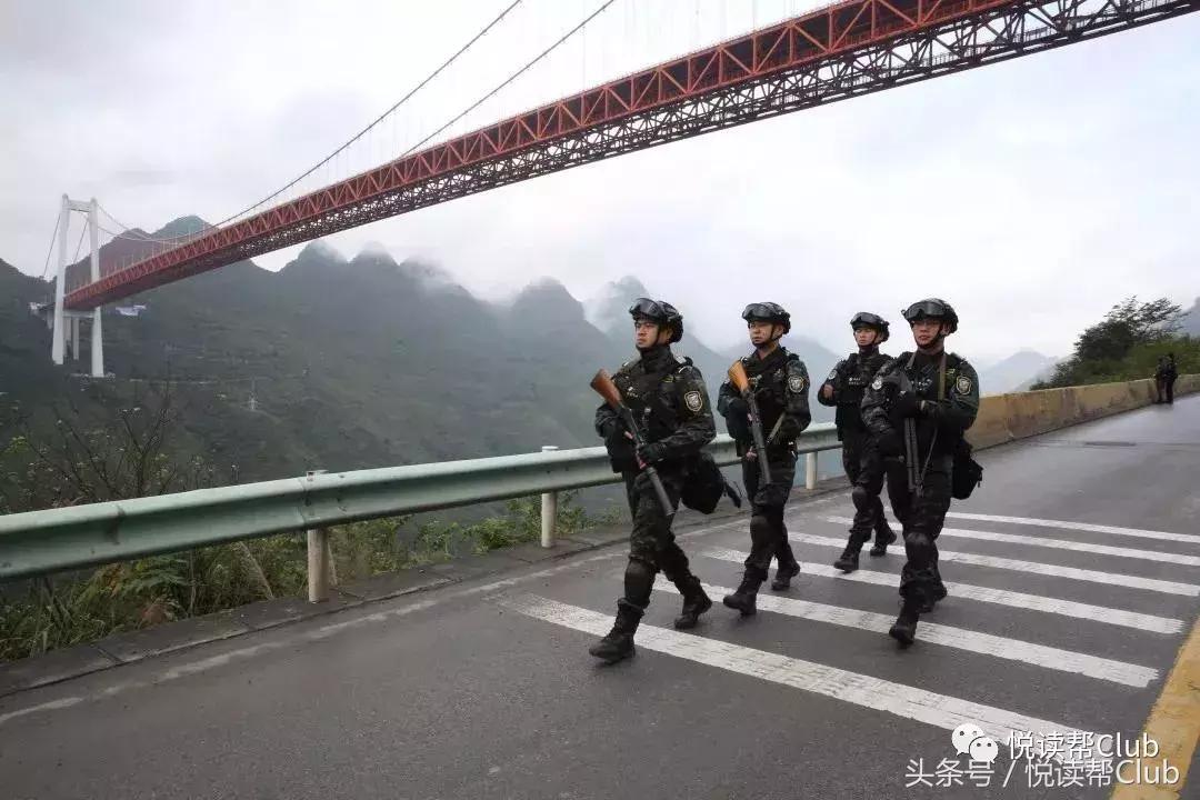 老外挑战贵州坝陵河大桥蹦极,老外在峡谷跳伞