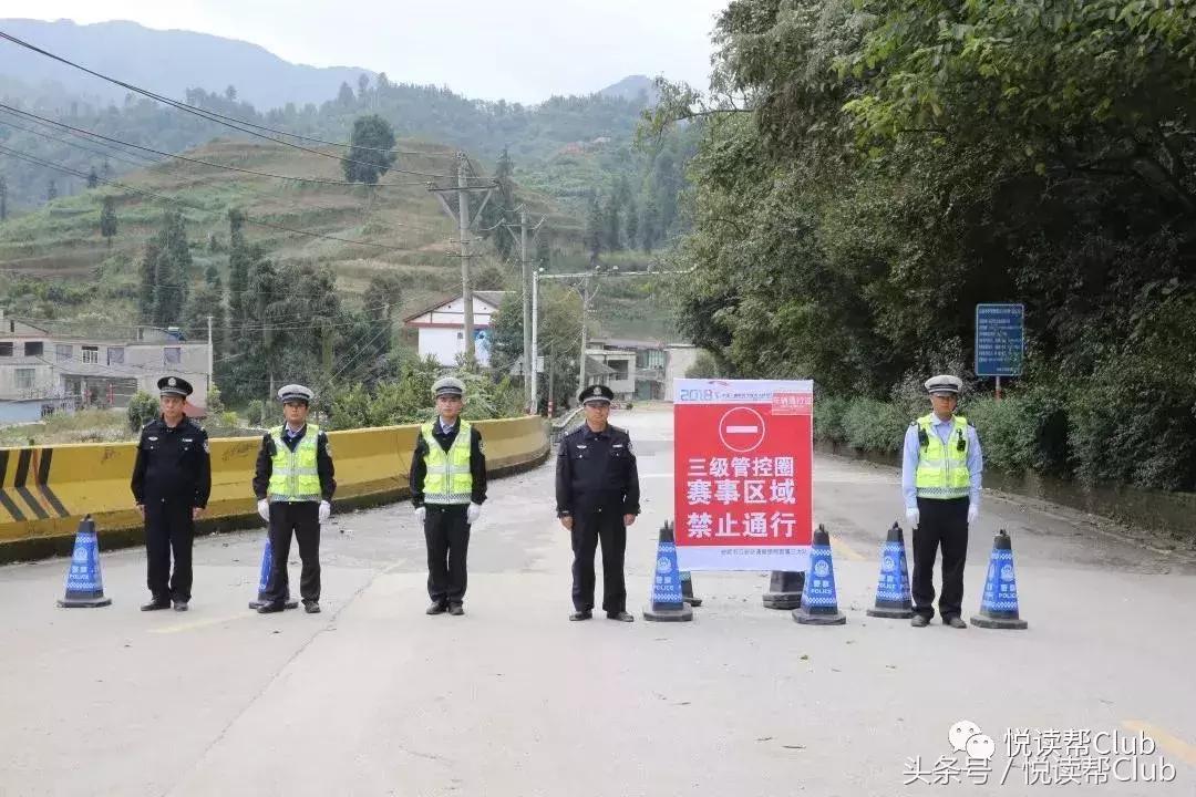 老外挑战贵州坝陵河大桥蹦极,老外在峡谷跳伞