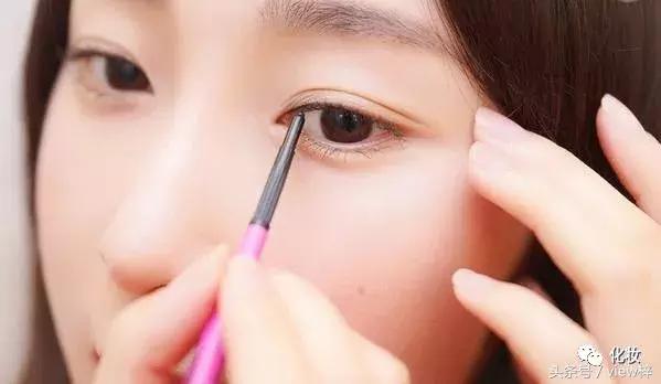 用眼线膏画眼线怎么画才好看,新手学化妆眼线该怎么画