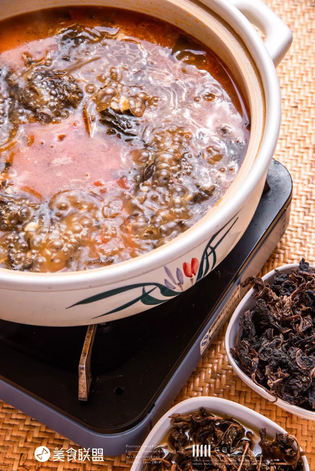 昆明闹市这家12年老店,独创傣式火锅一年只卖89天,大闸蟹涮着吃