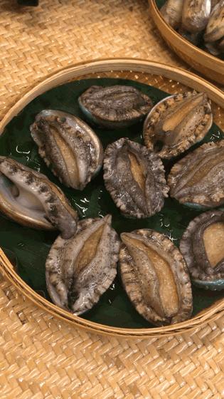 昆明闹市这家12年老店,独创傣式火锅一年只卖89天,大闸蟹涮着吃