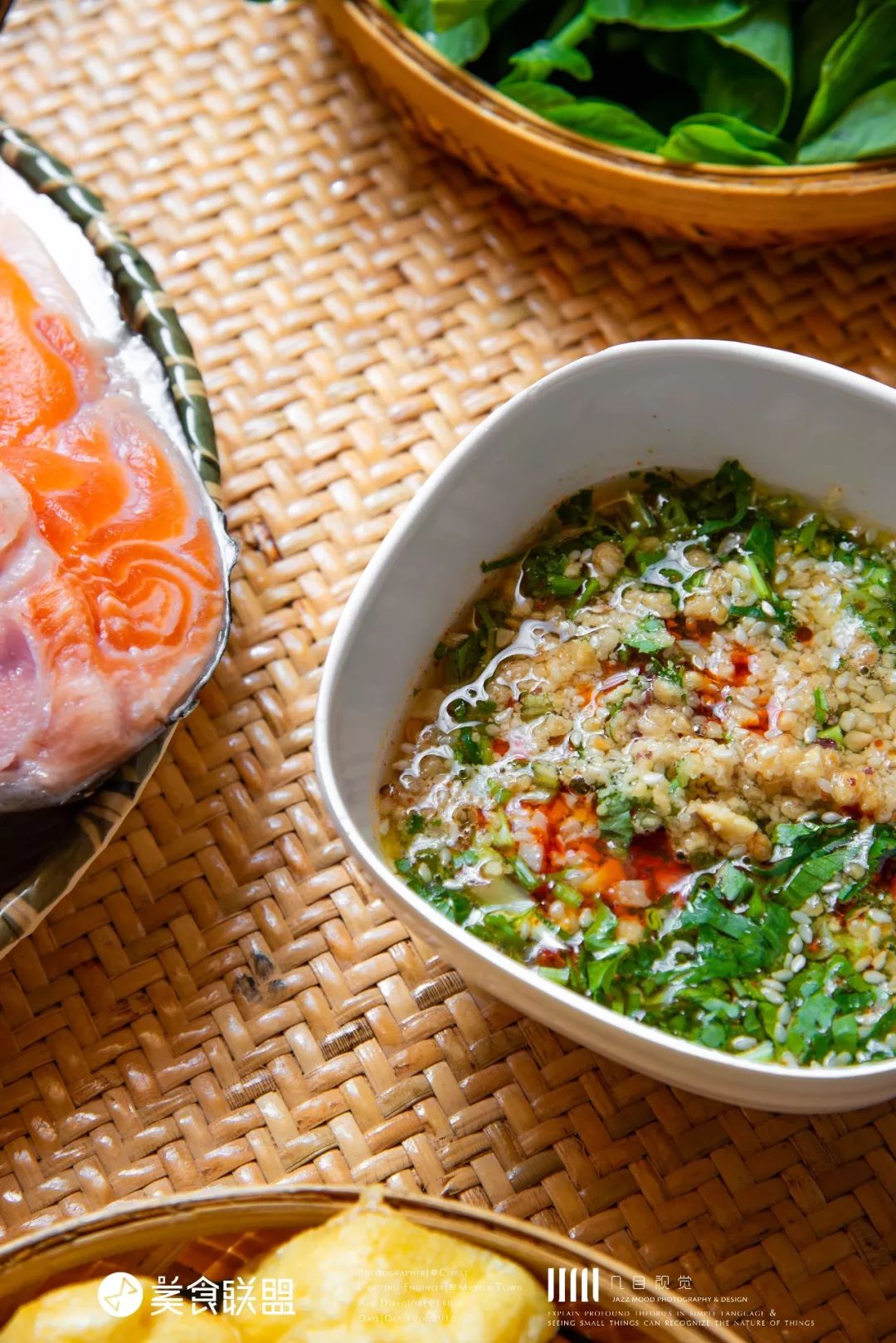 昆明闹市这家12年老店，独创傣式火锅一年只卖89天，大闸蟹涮着吃