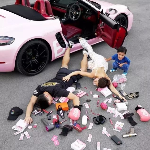 看了这么多炫富摔，这些护士才是最劲爆的~