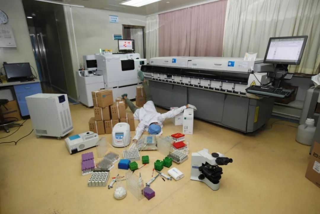 看了这么多炫富摔，这些护士才是最劲爆的~