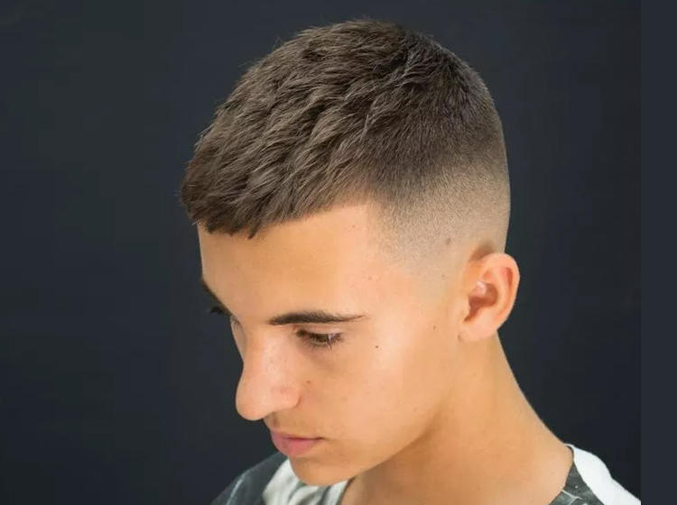 两侧头发铲短,两边铲短中间留很长发型