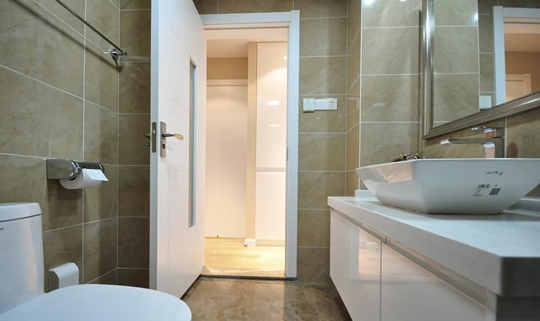 装了3次房说句良心话:卫生间用铝合金门还是木门?太多人装错了