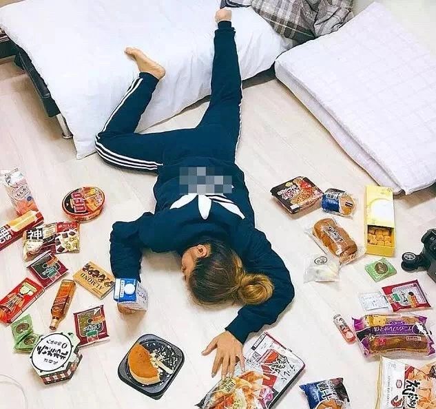 富婆炫耀自己的名牌包包,富婆炫富包包