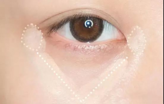 怎样通过化妆遮盖黑眼圈,黑眼圈化妆怎么遮盖简单方法