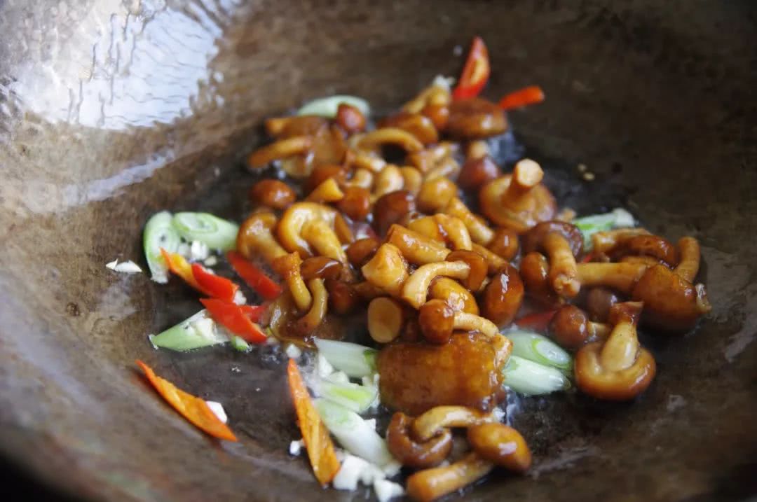 吃起来黏黏滑滑的黑色蘑菇,黏黏的大白蘑菇