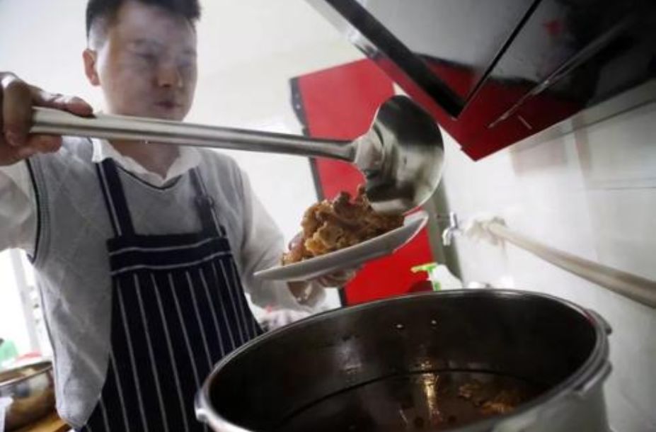 老汤保存的时间越长，芳香物质越丰富，煮制出的肉食风味愈美！