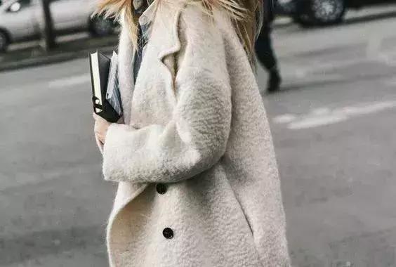 大衣脏了不用洗一条毛巾轻松搞定,大衣脏了一块怎么简易洗