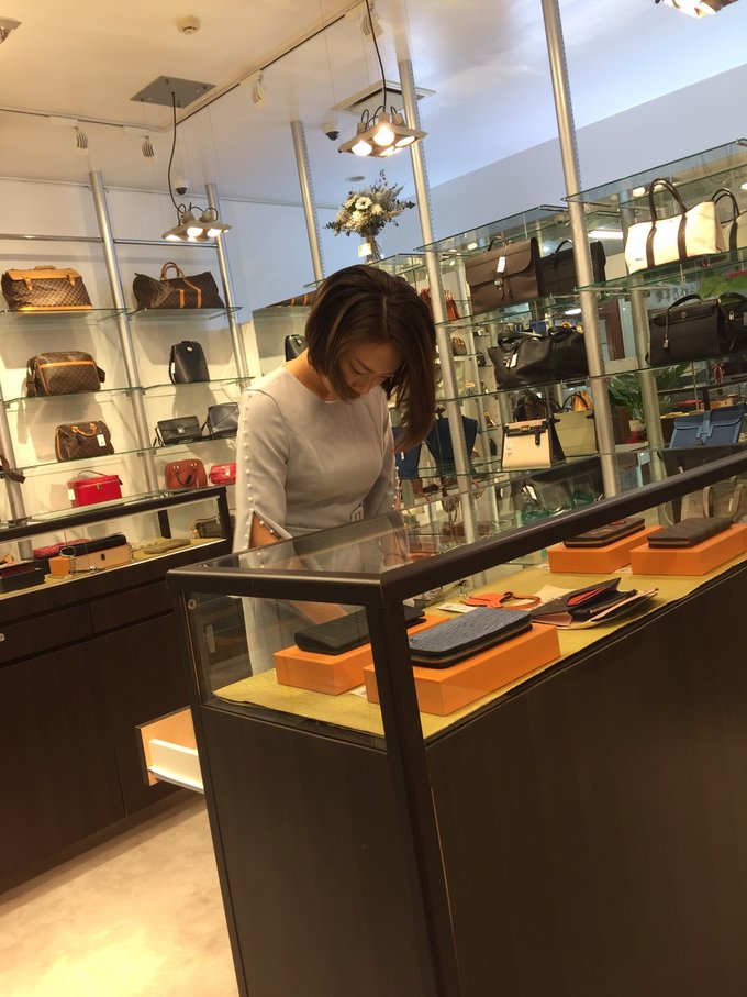 原来冲绳的二手中古店这么好逛，几百块巴宝莉，LV旅行包才4千！