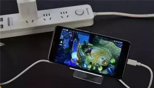 手机边充边玩会影响电池的续航吗,手机到底能不能边充边玩