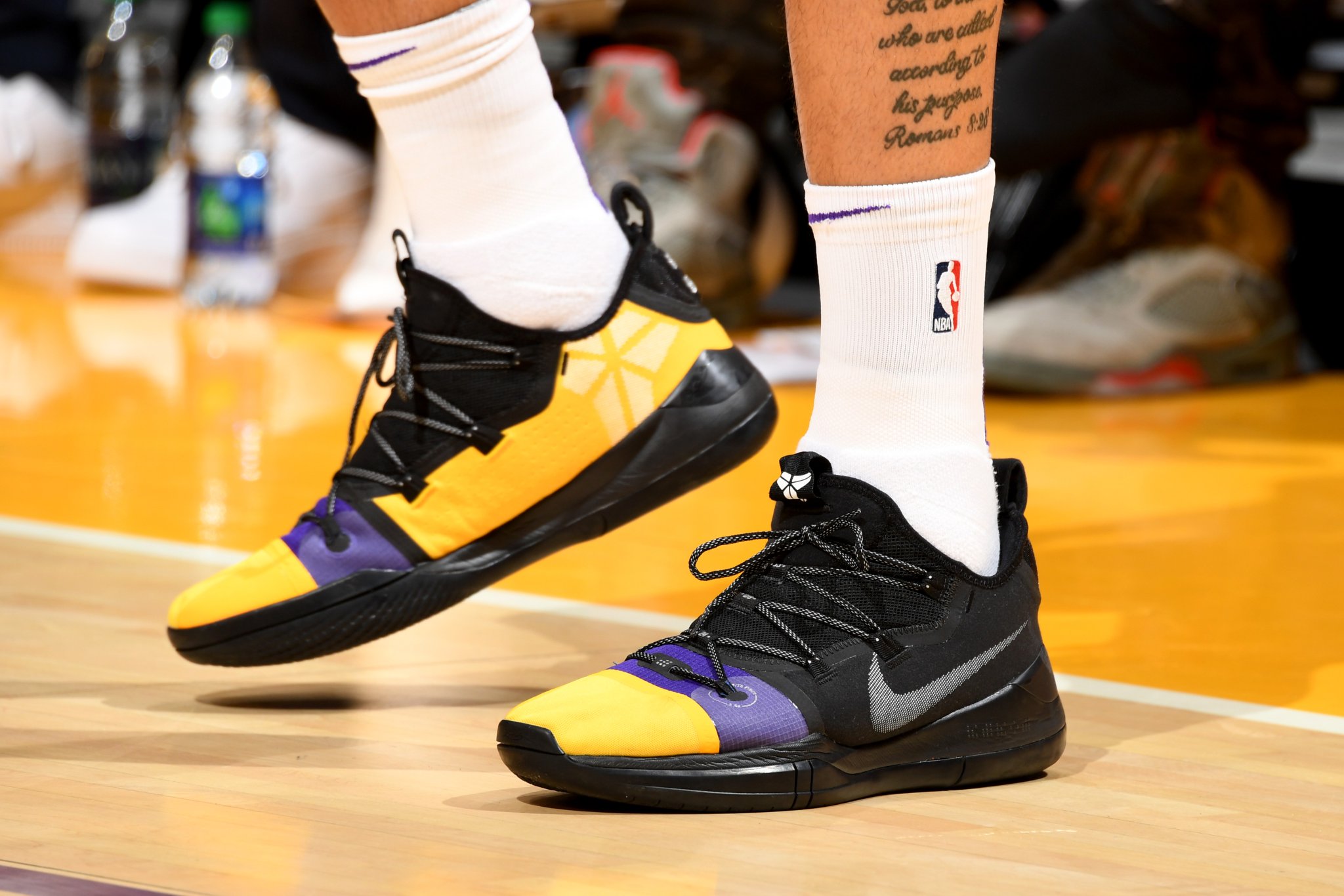 今日nba上脚球鞋欧文,今日nba球鞋上脚精选新浪看点