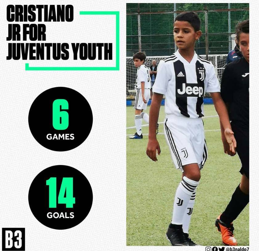 不爱巴萨爱尤文？蒂亚戈观战时临摹尤文队徽，梅西看后微笑点头