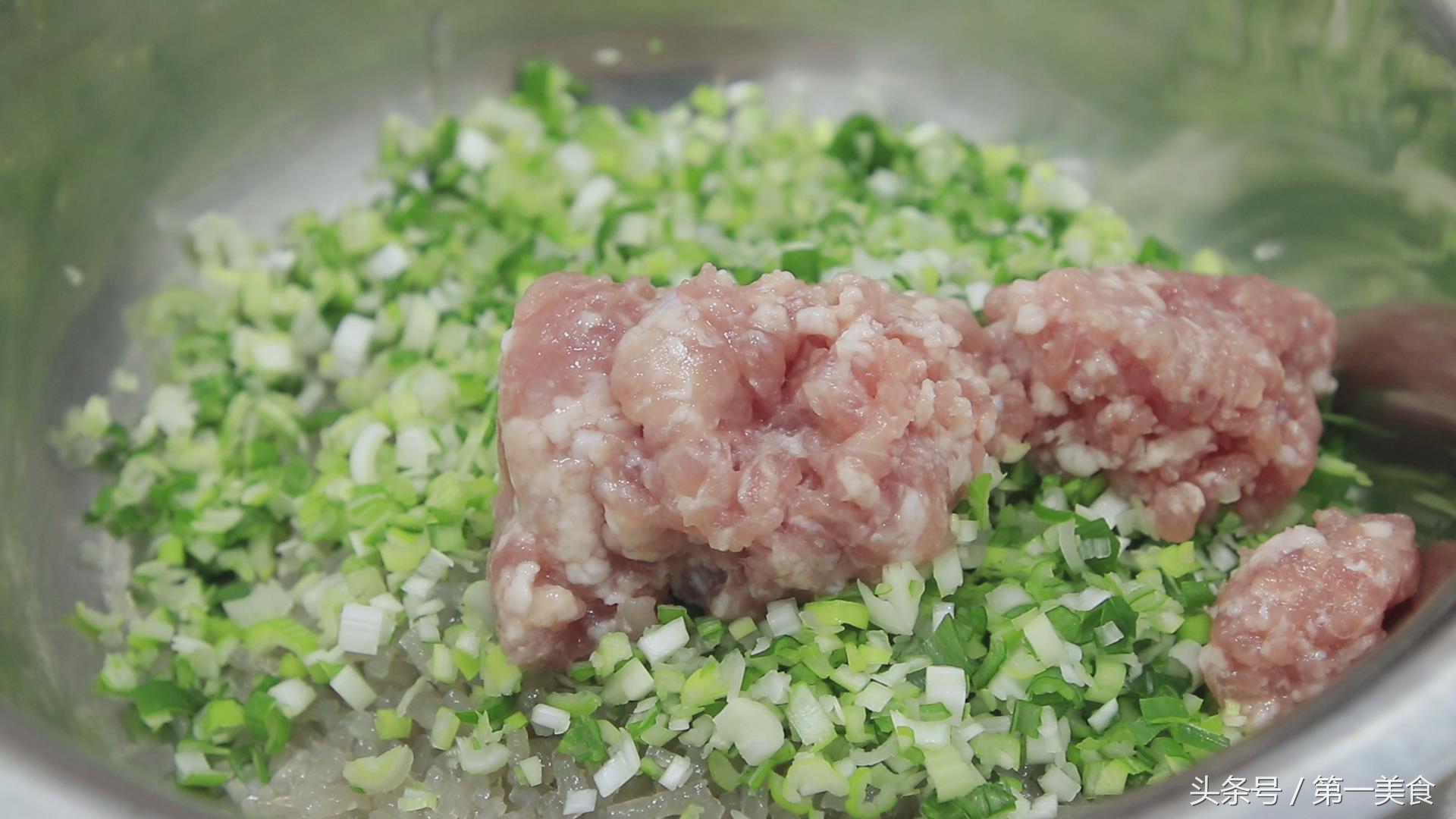 一碗面，一盆肉馅，学会这两个技巧，上锅一煎做焦香酥脆的水煎包